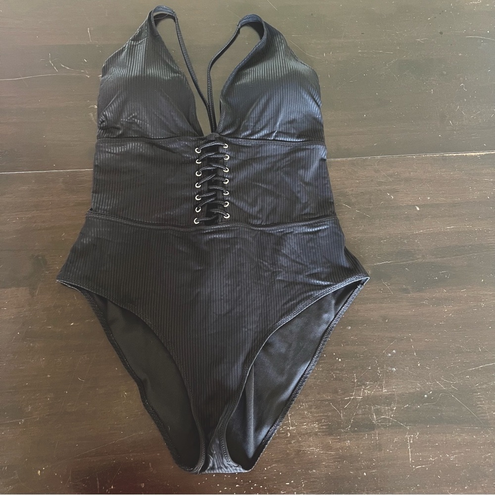 YMI black 3X one piece swimsuit adjustable straps removable pads. Lace up bust